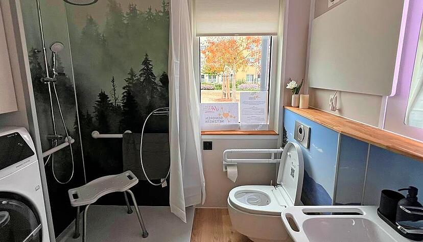 Das Badezimmer ist auf den Bedarf von Pflegebedürftigen abgestimmt. Das WC ist höhenverstellbar. Eine Waschmaschine hat in der Nische Platz. Gebaut ist das Tiny House von Bosch Digital Innovation Hub in Holzständerbauweise. Das Badezimmer ist auf den Bedarf von Pflegebedürftigen abgestimmt. Das WC ist höhenverstellbar. Eine Waschmaschine hat in der Nische Platz. Gebaut ist das Tiny House von Bosch Digital Innovation Hub in Holzständerbauweise.