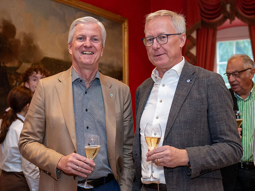 Das neue Kochbuch von Zwei-Sterne-Koch Boris Rommel ist im Verlag der Heilbronner Stimme erschienen. "Zeit zu kochen - Am Tisch mit Familie und Freunden" bietet viele kulinarische Ideen für gesellige Stunden. Das neue Kochbuch von Zwei-Sterne-Koch Boris Rommel ist im Verlag der Heilbronner Stimme erschienen. "Zeit zu kochen - Am Tisch mit Familie und Freunden" bietet viele kulinarische Ideen für gesellige Stunden.