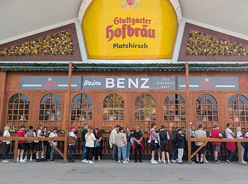 Vor dem Festzelt am Cannstatter Wasen sammelten sich die VfB-Fans am Montagabend.