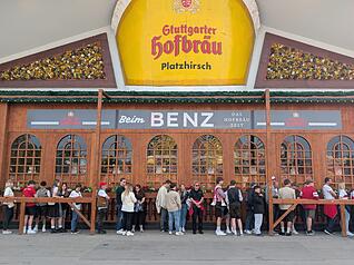 Vor dem Festzelt am Cannstatter Wasen sammelten sich die VfB-Fans am Montagabend.