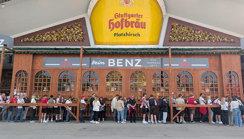 Vor dem Festzelt am Cannstatter Wasen sammelten sich die VfB-Fans am Montagabend.