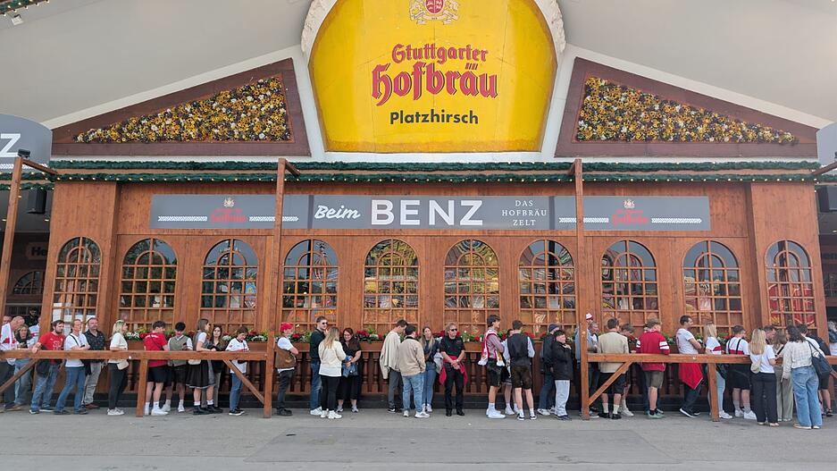 Vor dem Festzelt am Cannstatter Wasen sammelten sich die VfB-Fans am Montagabend.