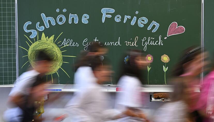 Die Schülerinnen und Schüler in Baden-Württemberg werden jedes Jahr gemeinsam mit Bayern als letzte in die Ferien entlassen. (Archivbild) Die Schülerinnen und Schüler in Baden-Württemberg werden jedes Jahr gemeinsam mit Bayern als letzte in die Ferien entlassen. (Archivbild)