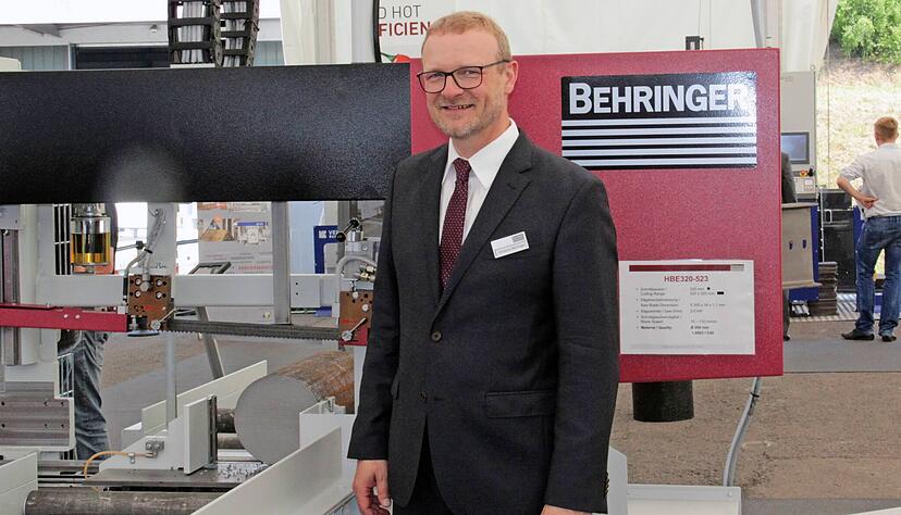 Hausmessen spielen beim Sägespezialisten Behringer eine ganz wichtige Rolle. Hier können die Geschäftsführer Christian Behringer (im Foto) und sein Cousin Rolf ihren internationalen Kunden die neuesten Entwicklungen vorstellen.
Foto: Behringer