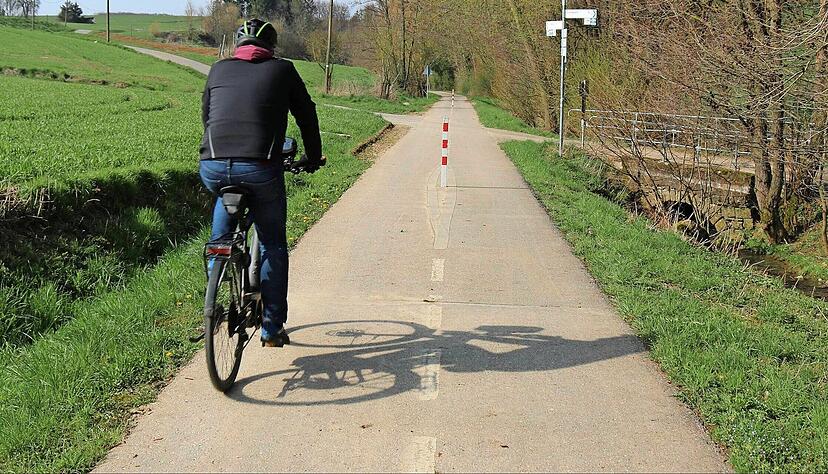 Käme die Künsbachtal-Variante in Betracht, würde an dieser Stelle die alte Trasse vom Radweg zur Bahnstrecke. Käme die Künsbachtal-Variante in Betracht, würde an dieser Stelle die alte Trasse vom Radweg zur Bahnstrecke.