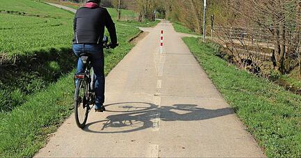K&auml;me die K&uuml;nsbachtal-Variante in Betracht, w&uuml;rde an dieser Stelle die alte Trasse vom Radweg zur Bahnstrecke.