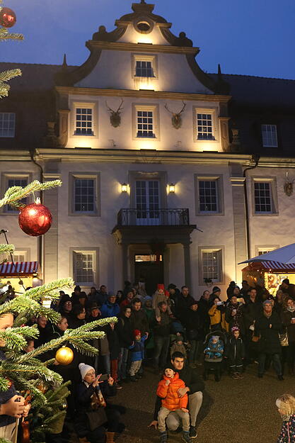 Der Weihnachtsmarkt in Friedrichsruhe wurde am Freitagabend eröffnet. Der Weihnachtsmarkt in Friedrichsruhe wurde am Freitagabend eröffnet.