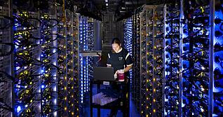 epa03439148 (FILE) An undated handout photo provided by Google on 19 October 2012 shows Google technician Denise Hardwood diagnosing an overheated CPU, at a Google Data Center in the Dalles, Oregon, USA. EPA/GOOGLE HANDOUT HANDOUT EDITORIAL USE ONLY/NO SALES (zu dpa: "EU-Urteil: Google muss Links zu sensiblen Daten im Internet entfernen" vom 13.05.2014) +++(c) dpa - Bildfunk+++