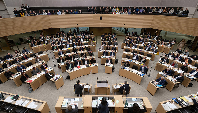 Der Landtag in Stuttgart könnte nach der Wahl im nächsten Jahr deutlich größer werden. Experten gehen von Mehrkosten in Höhe von 200 Millionen Euro pro Legislatur aus. Ein Volksbegehren soll das verhindern. Der Landtag in Stuttgart könnte nach der Wahl im nächsten Jahr deutlich größer werden. Experten gehen von Mehrkosten in Höhe von 200 Millionen Euro pro Legislatur aus. Ein Volksbegehren soll das verhindern.