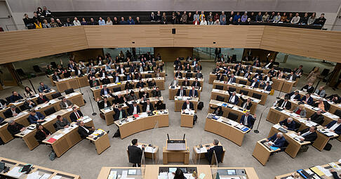 Der Landtag von Baden-Württemberg könnte nach der Wahl im März 2026 größer sein. Dafür könnte das neue Zwei-Stimmen-Wahlrecht sorgen.