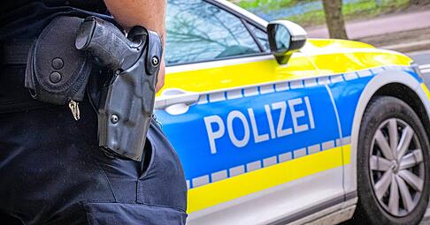 Die Polizei r&uuml;ckte aus, weil ein Jugendlicher eine Waffe auf andere Kinder im Bus richtete.