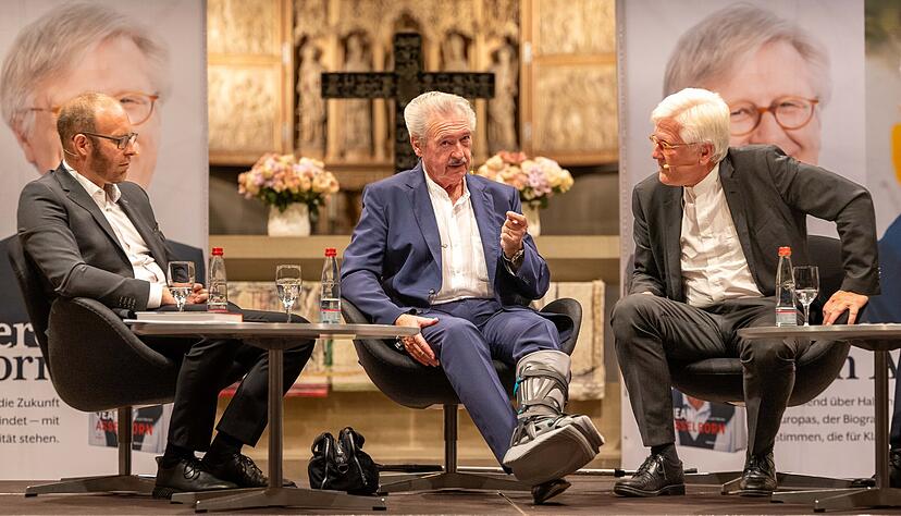 "Jean Asselborn - Die Tour seines Lebens", so lautet der Titel des Buchs von Michael Merten (links). Heinrich Bedford-Strohm (rechts) stellte das Buch und seine Hauptperson (Mitte) in der Heilbronner Kilianskirche vor. "Jean Asselborn - Die Tour seines Lebens", so lautet der Titel des Buchs von Michael Merten (links). Heinrich Bedford-Strohm (rechts) stellte das Buch und seine Hauptperson (Mitte) in der Heilbronner Kilianskirche vor.