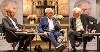 "Jean Asselborn - Die Tour seines Lebens", so lautet der Titel des Buchs von Michael Merten (links). Heinrich Bedford-Strohm (rechts) stellte das Buch und seine Hauptperson (Mitte) in der Heilbronner Kilianskirche vor. "Jean Asselborn - Die Tour seines Lebens", so lautet der Titel des Buchs von Michael Merten (links). Heinrich Bedford-Strohm (rechts) stellte das Buch und seine Hauptperson (Mitte) in der Heilbronner Kilianskirche vor.