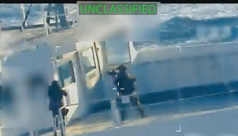 Bewaffnete Soldaten seilten sich auf den Tanker ab.