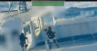 Bewaffnete Soldaten seilten sich auf den Tanker ab.