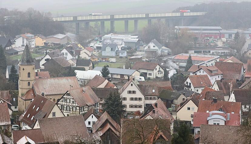 Im Laufe der kommenden drei Jahre wird die Wimmentalbrücke auf der A6 bei Weinsberg ausgebaut und saniert. Im Laufe der kommenden drei Jahre wird die Wimmentalbrücke auf der A6 bei Weinsberg ausgebaut und saniert.
