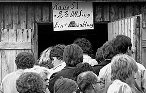 Wetten stand hoch im Kurs: Mit 2,50 Mark Einsatz konnte man durchaus genug gewinnen, um mit der Familie Essen zu gehen.Foto: Krüger Wetten stand hoch im Kurs: Mit 2,50 Mark Einsatz konnte man durchaus genug gewinnen, um mit der Familie Essen zu gehen.Foto: Krüger