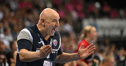 Herbert Müller redet sich nach der Niederlage des Thüringer HC in Rage. Herbert Müller redet sich nach der Niederlage des Thüringer HC in Rage.