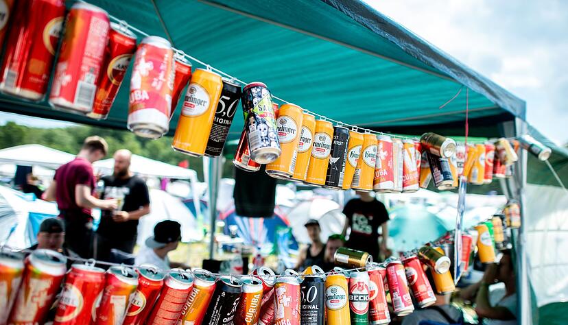 Das Zwischenwasser nicht vergessen: Da Alkohol dem K&ouml;rper Wasser entzieht, sollte man zwischendurch immer wieder Fl&uuml;ssigkeit nachlegen.