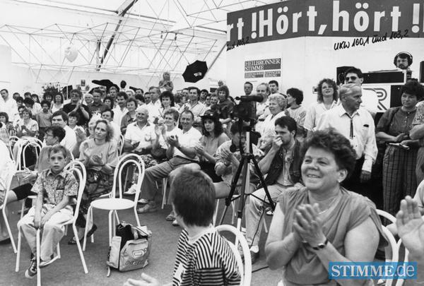 Stars präsentieren sich auf der Show-Bühne von Radio Regional auf der Unterland-Schau 1990; die Zuschauer sind mit Begeisterung dabei. So gibt es Hörfunk zu "sehen".