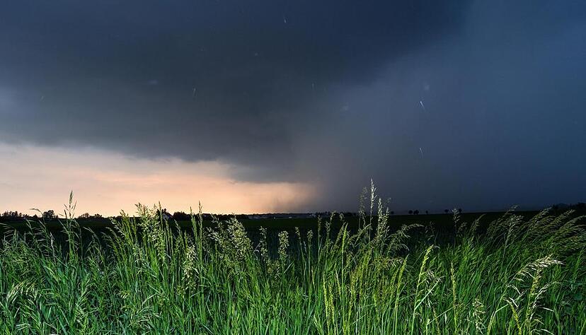 In der Region sorgt der viele Niederschlag bei Landwirten und Freibädern für Sorgenfalten.