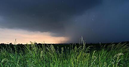 Eine Gewitterzelle mit Starkregen und Hagel zieht über ein Feld. Foto: Patrick Pleul/ Archiv