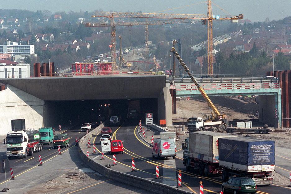 Der neue Engelbergtunnel während der Bauzeit. In Leonberg gab es auch Gegner des Projekts. Die Mehrheit in der Stadt sieht den Neubau heute als wesentlich Verbesserung. In den Wohngebieten am Engelberg wurde es deutlich ruhiger. Direkt an der alten Autobahntrasse ist ein neues Wohnviertel entstanden. Der neue Engelbergtunnel während der Bauzeit. In Leonberg gab es auch Gegner des Projekts. Die Mehrheit in der Stadt sieht den Neubau heute als wesentlich Verbesserung. In den Wohngebieten am Engelberg wurde es deutlich ruhiger. Direkt an der alten Autobahntrasse ist ein neues Wohnviertel entstanden.