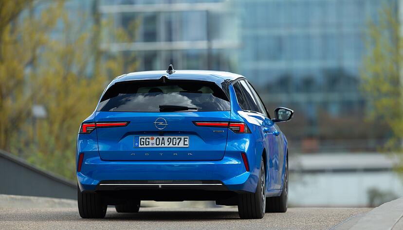 Die scharfen Konturen im Blech verpassen dem Opel Astra auch von hinten ein trendbewusstes Aussehen.
