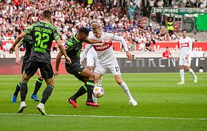 Der VfB Stuttgart springt nach einem Sieg gegen VfL Wolfsburg an die Tabellenspitze. Der VfB Stuttgart springt nach einem Sieg gegen VfL Wolfsburg an die Tabellenspitze.
