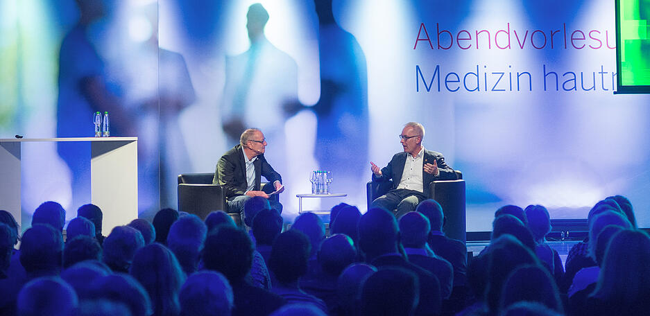 Moderator Thomas Zimmermann (links) f&uuml;hrte durch den Abend mit Gerichtsmediziner Dr. Reuther.