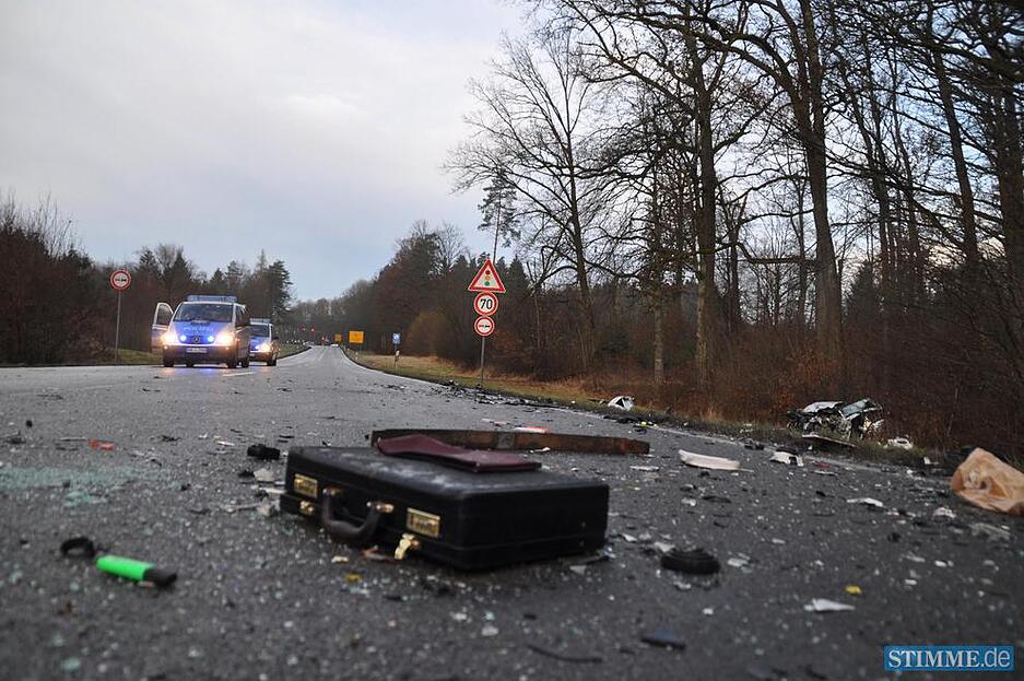 Schlimmer  Glatteis Unfall zwischen  Backnang Aspach und Großbottwar im Kreis Ludwigsburg L1115 wegen Glatteis  krachte ein klein LKW mit einen PKW zusammen mehrere wurden  schwerverletzt.