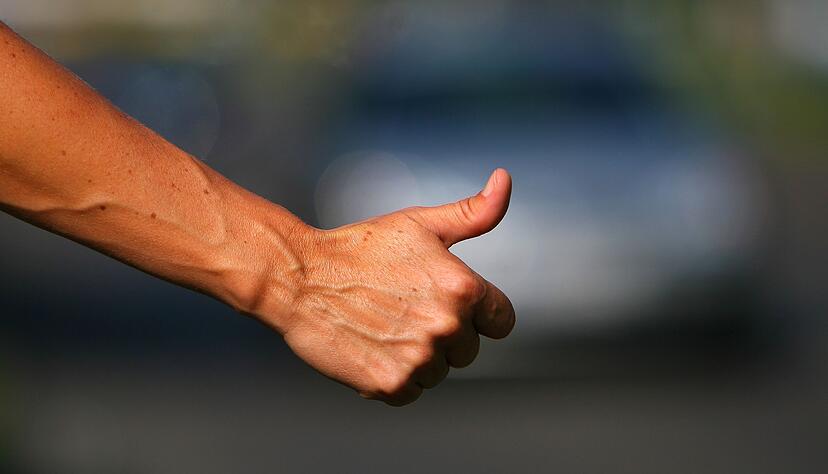 Die Seniorin wollte zur&uuml;ck ins Seniorenheim trampen. (Symbolbild)