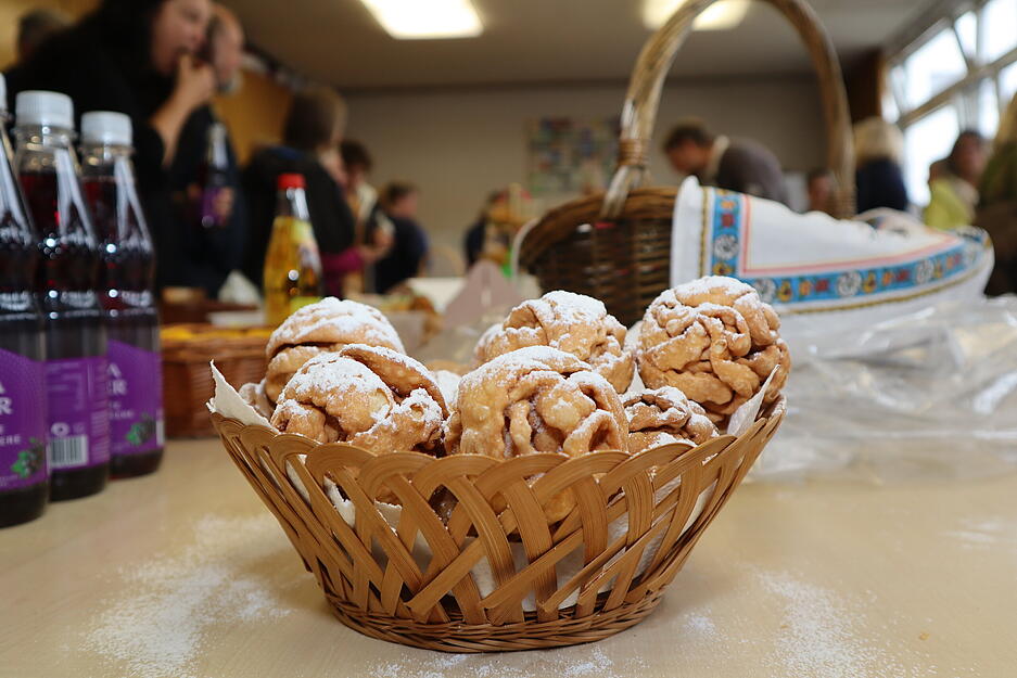 Spezialit&auml;ten aus der Region werden am Buffet angeboten - wie die tauberfr&auml;nkischen Schneeb&auml;lle.