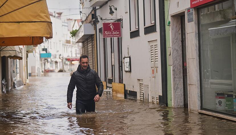 Viele Orte in Portugal standen nach Starkregen unter Wasser. Am Samstag zog ein weiteres Atlantiktief &uuml;ber das Land hinweg.