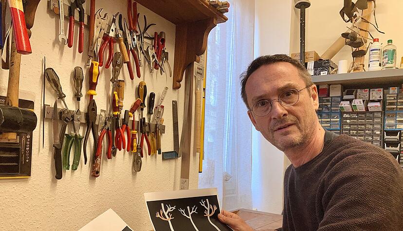 Epfi-Leiter Thomas Zotz im Atelier mit Entwürfen von Hinrich Zürn für dessen Kunst-Bühnen-Installation für "Wolfskind allein in der Wildnis". Epfi-Leiter Thomas Zotz im Atelier mit Entwürfen von Hinrich Zürn für dessen Kunst-Bühnen-Installation für "Wolfskind allein in der Wildnis".