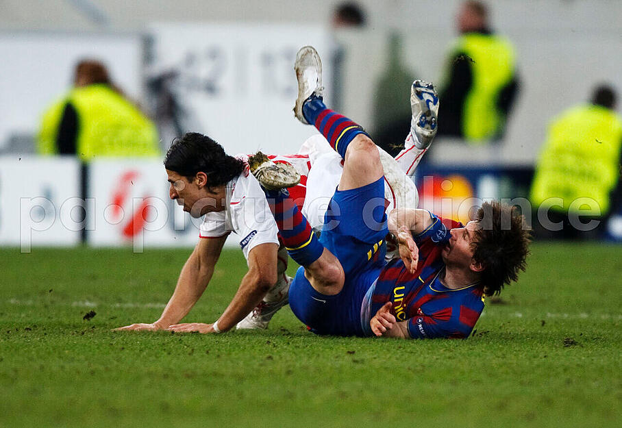 Sami Khedira im Zweikampf mit dem jungen Lionel Messi im Champions League-Achtelfinale zwischen dem VfB Stuttgart und dem FC Barcelona.