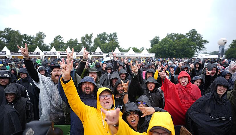 Fans vor der Eröffnung des «Infields». Fans vor der Eröffnung des «Infields».