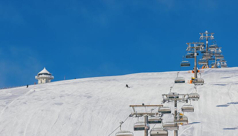 Blauer Himmel und Schnee satt - die ersten Skiliftanlagen am Felberg starten.