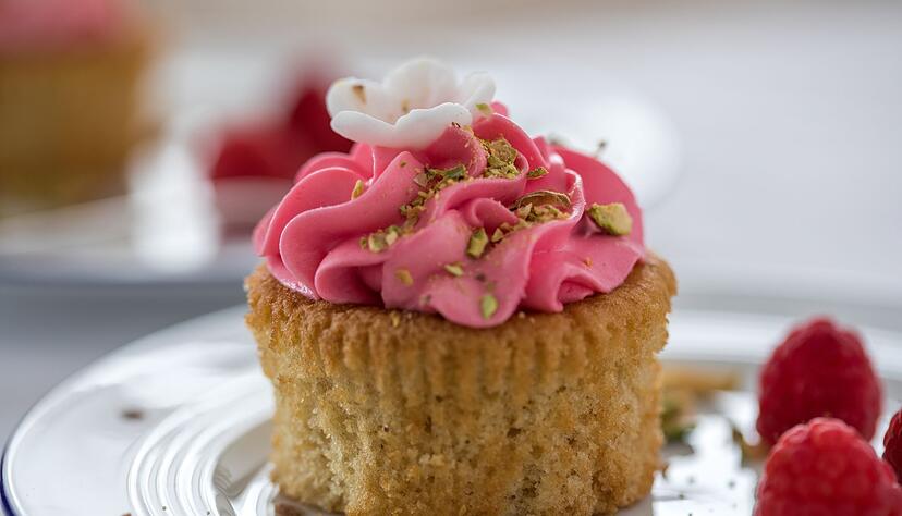 Klassischerweise wird ein Cupcake mit einer Creme via Spritzbeutel &laquo;aufdressiert&raquo;.