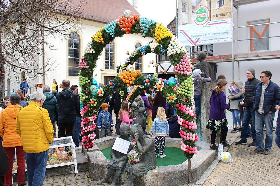 &Uuml;ber 3000 handbemalte Eier schm&uuml;cken den Osterbrunnen W&uuml;stenrot.