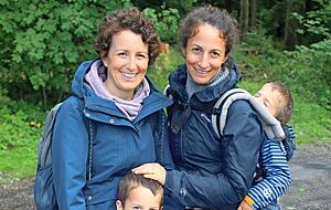 Friederike Sch&auml;fer (links) hat sich mit ihrer Schwester Sophia K&uuml;hnen und deren Kindern Theo (vorne) und Camillo auf den Fuxi-Pfad aufgemacht. Der Wanderweg ist auch bei Regenwetter, so best&auml;tigen die beiden Frauen, prima f&uuml;r die J&uuml;ngsten.