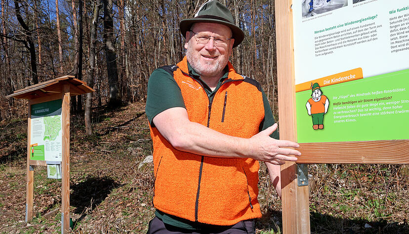 Unverkennbar ist Klaus Ulrich, der frühere Leiter des Forstlichen Stützpunkts Stollenhof, das Vorbild für das Maskottchen, den Wichtel Klaus Unverkennbar ist Klaus Ulrich, der frühere Leiter des Forstlichen Stützpunkts Stollenhof, das Vorbild für das Maskottchen, den Wichtel Klaus