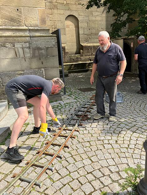 Rene Zoller legt unter dem wachsamen Blick von Rolf Zimmermann die ersten Gleise aus. Rene Zoller legt unter dem wachsamen Blick von Rolf Zimmermann die ersten Gleise aus.