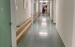 Gegensätze auf der Onkologie-Station: Auf dem Gang lebt der Krankenhaus-Charme vergangener Tage weiter.
Foto: Nils Buchmann