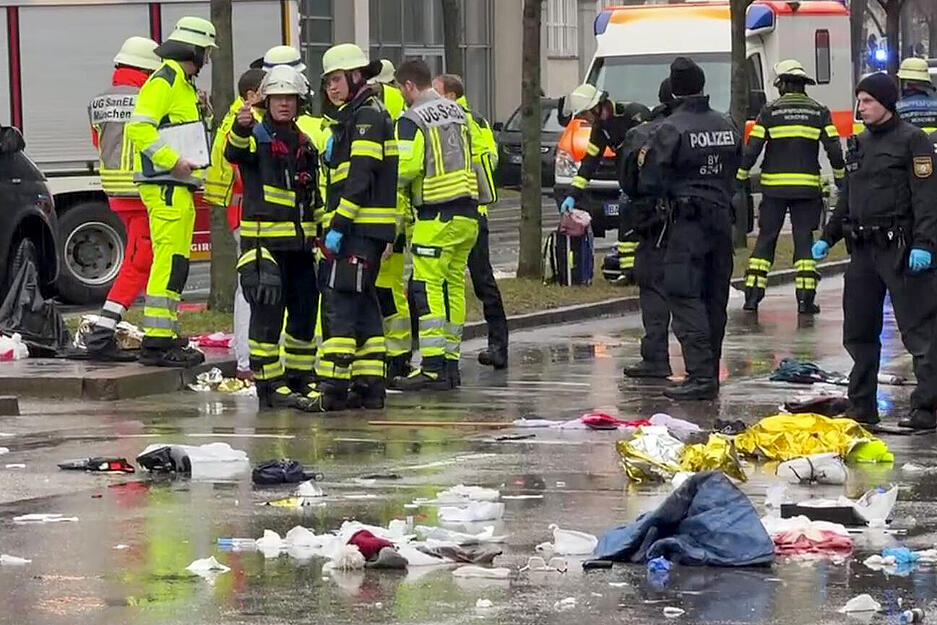 In der Münchner Innenstadt ist ein Fahrzeug in eine Menschengruppe gefahren. Es gibt mindestens 20 Verletzte, berichtet die Feuerwehr.
