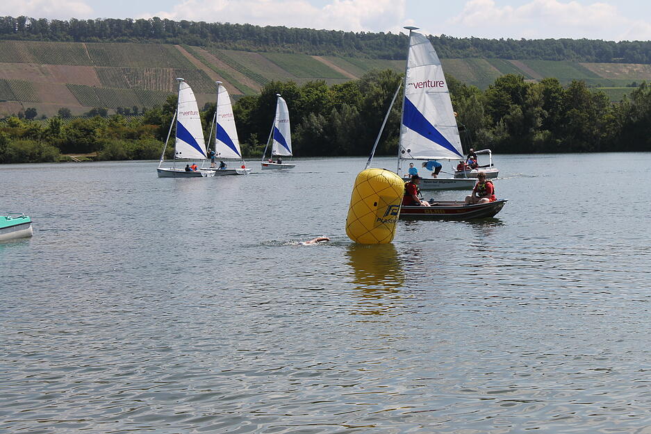 Auf dem Breitenauer See finden die Wettkämpfe im Freiwasserschwimmen und im Segeln gleichzeitig statt. Auf dem Breitenauer See finden die Wettkämpfe im Freiwasserschwimmen und im Segeln gleichzeitig statt.