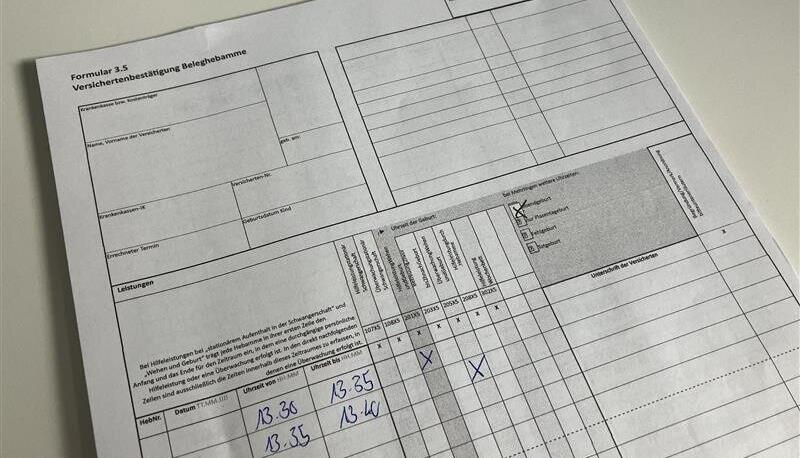 Hebammen m&uuml;ssen minuti&ouml;s dokumentieren, welche Leistungen sie im Krei&szlig;saal erbracht haben. Viele tragen die Daten im Feierabend nach, um Dokumentierfehler zu vermeiden. Die Darstellung zeigt das beispielhaft.