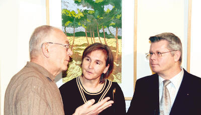 Vernissage im Schwaigerner Rathaus: K&uuml;nstler Hermann Erhardt (links) im Gespr&auml;ch mit Rosemarie und Johannes Hauser. (Foto: Ulrike Maushake)