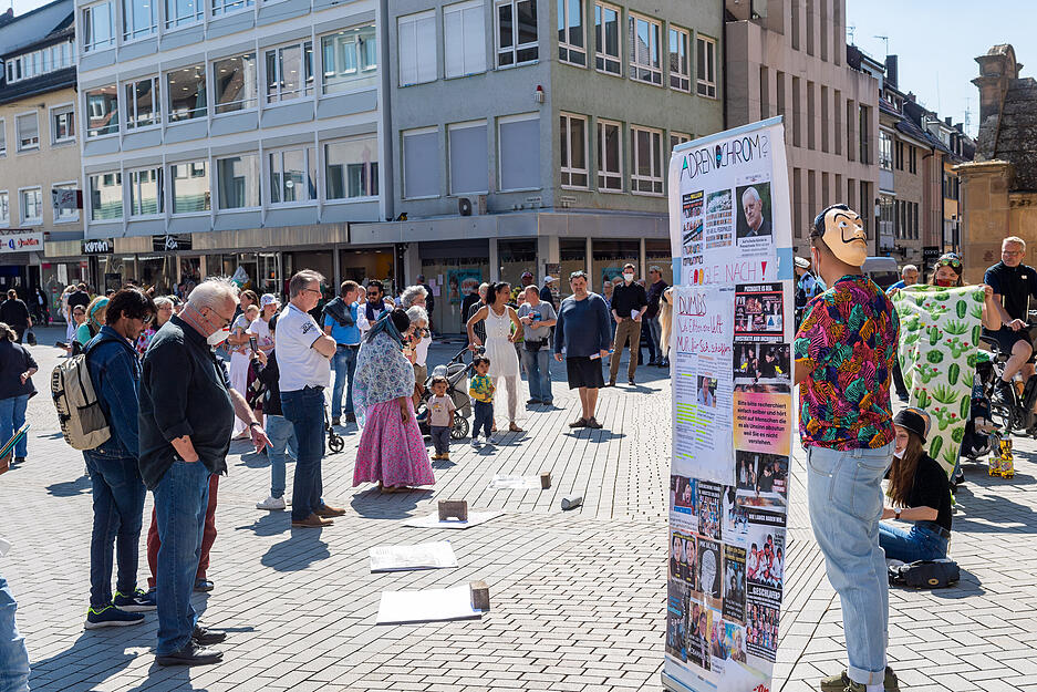 Eine offizielle Demonstration, angemeldet, aber mit &uuml;bersichtlicher Teilnehmerzahl: Auf dem Kiliansplatz postulierte eine Gruppe "B&uuml;rgerrechte".