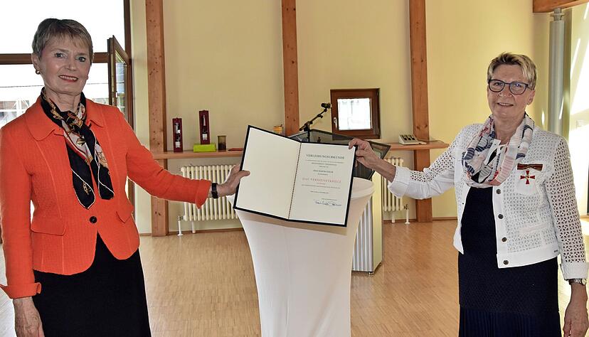 Staatssekretärin Friedlinde Gurr-Hirsch (links) überreicht Martha Issler den Verdienstorden der Bunderepublik Deutschland und die Urkunde des Bundespräsidenten.
Foto: Werner Stuber Staatssekretärin Friedlinde Gurr-Hirsch (links) überreicht Martha Issler den Verdienstorden der Bunderepublik Deutschland und die Urkunde des Bundespräsidenten.
Foto: Werner Stuber